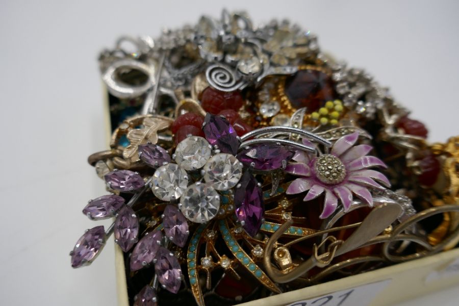 Tray of vintage costume jewellery to include brooches, necklaces, etc - Image 2 of 5