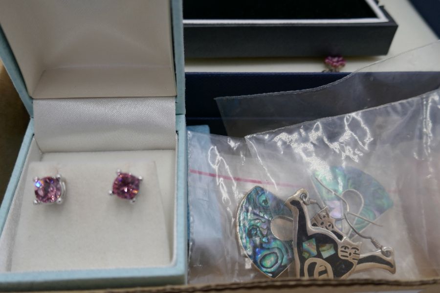 Tray of modern costume jewellery including earrings, necklaces, box of Avon costume jewellery and on - Image 6 of 10