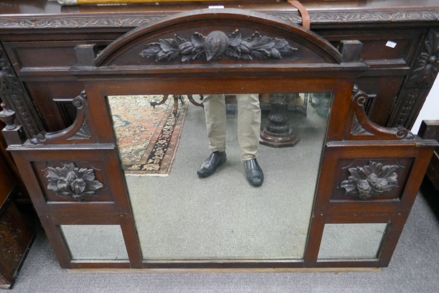An early 20th century carved oak sideboard having mirror back, 137cms - Image 4 of 5