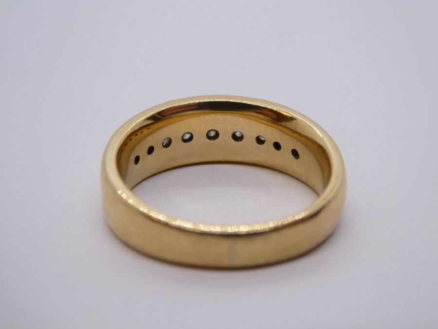 10K yellow gold band ring with central line of graduating diamonds, size O/P, 6g approx - Image 3 of 4