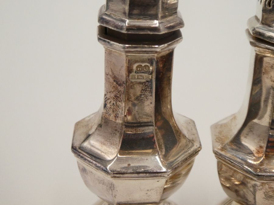 A pair of silver salt and pepper shakers of octagonal form, hallmarked Birmingham 1974, Hampton Util - Image 5 of 5