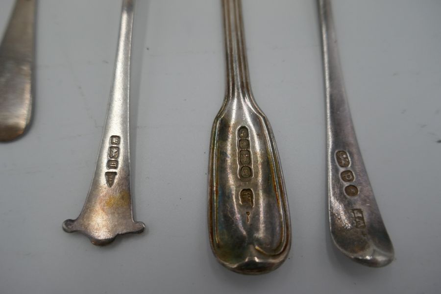A quantity of silver teaspoons comprising of various hallmarks to include a Georgian spoon 1790 Geor - Image 5 of 5
