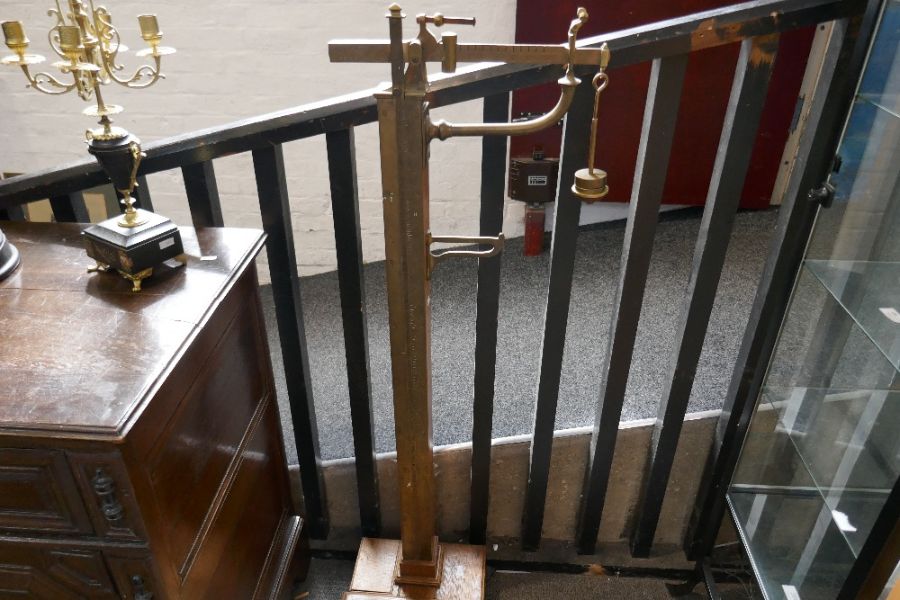 A set of brass and oak stand on weighing scales with adjustable brass measuring stick, by W & T Aver - Image 3 of 5