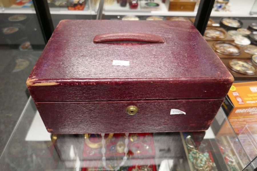 Antique red leather jewellery box by Edwards & Sons, Regent Street containing quantities of various - Image 4 of 4