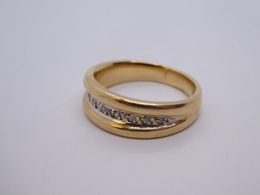 10K yellow gold band ring with central line of graduating diamonds, size O/P, 6g approx