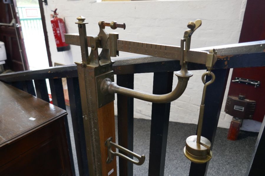 A set of brass and oak stand on weighing scales with adjustable brass measuring stick, by W & T Aver - Image 5 of 5