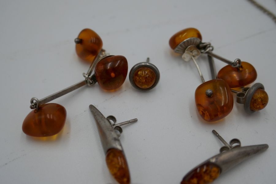 Collection of modern silver and amber jewellery to include necklace, earrings - Image 3 of 3