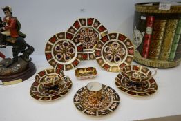 A small quantity of Royal Crown Derby decorative plates & similar