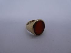 9ct yellow gold signet ring with oval agate panel, marked 375, size G. Gold content value estimate g