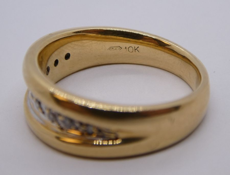 10K yellow gold band ring with central line of graduating diamonds, size O/P, 6g approx - Image 4 of 4