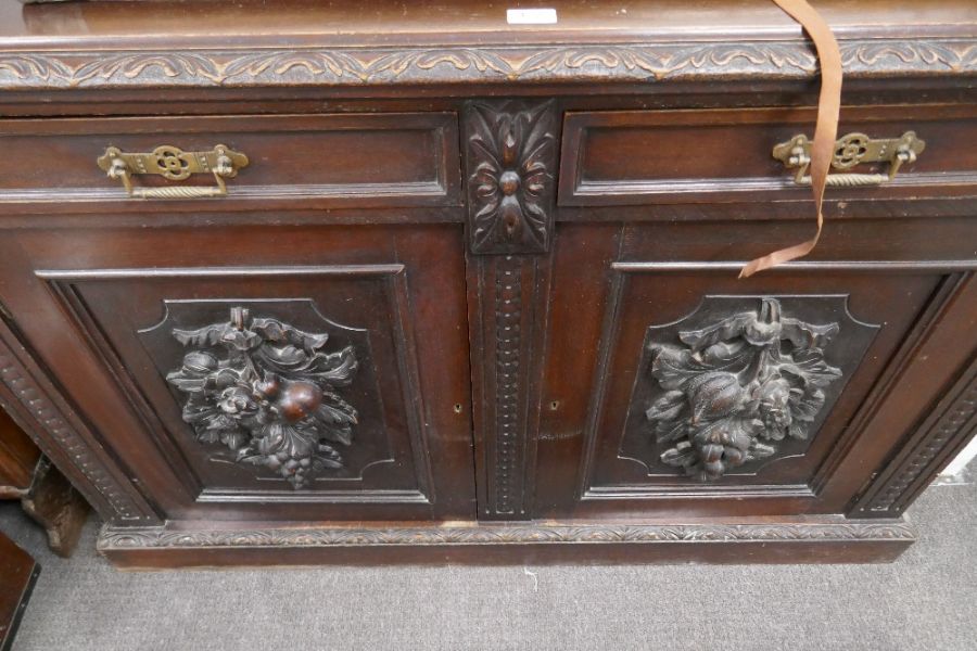 An early 20th century carved oak sideboard having mirror back, 137cms - Image 5 of 5
