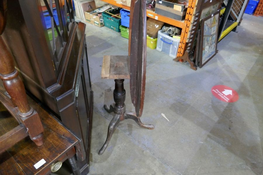 An antique mahogany tripod table - Image 2 of 3