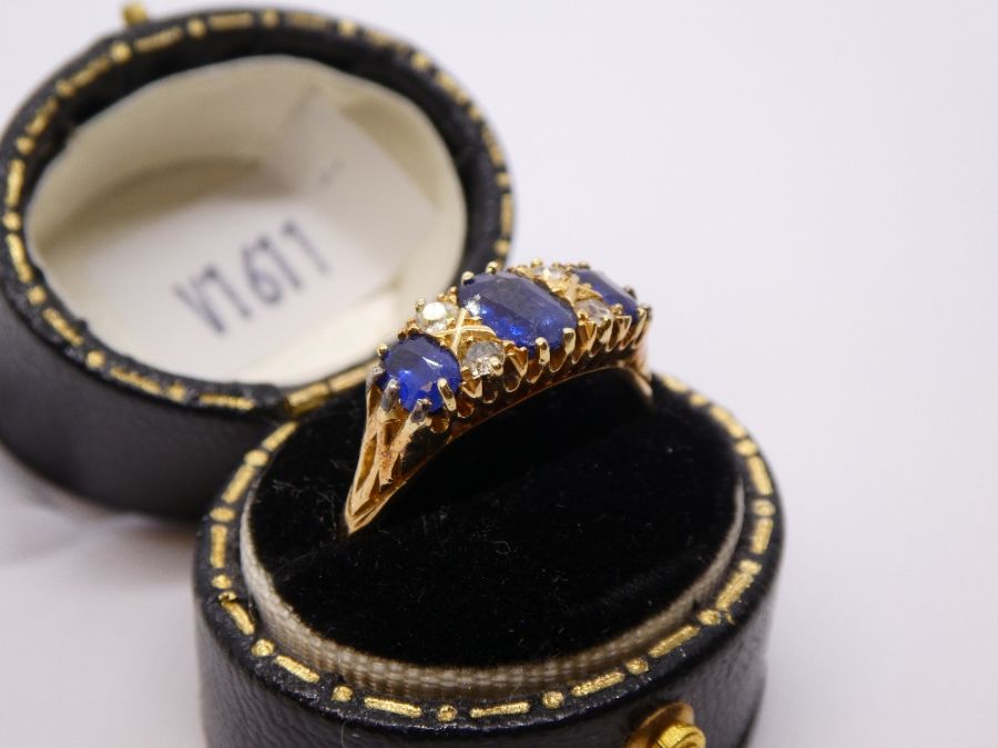 Antique Sapphire and diamond ring with central oval blue sapphire flanked diamonds and smaller oval - Image 4 of 11