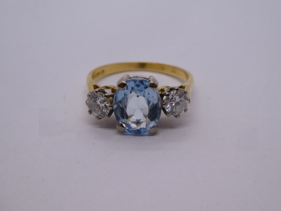 18ct yellow gold aquamarine and diamond trilogy ring, central oval aquamarine 8.5mm x 6.9mm, flanked - Image 2 of 4