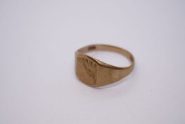 9ct yellow gold gents signet ring with engraved panel, marked 375, size Z, 4.3g approx