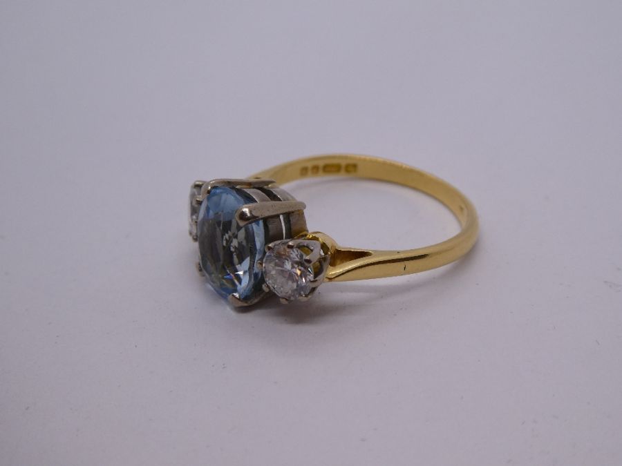 18ct yellow gold aquamarine and diamond trilogy ring, central oval aquamarine 8.5mm x 6.9mm, flanked - Image 3 of 4