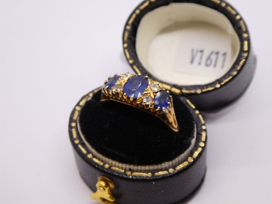 Antique Sapphire and diamond ring with central oval blue sapphire flanked diamonds and smaller oval - Image 3 of 11