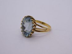 18ct yellow gold synthetic spiniel dress ring, with split shoulder mount, size M, unmarked, tests as