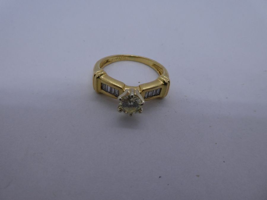 Modern 18K yellow gold solitaire diamond ring approx 0.25 carat, the shoulders inset with 4 baguette - Image 4 of 4