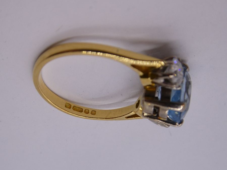 18ct yellow gold aquamarine and diamond trilogy ring, central oval aquamarine 8.5mm x 6.9mm, flanked - Image 4 of 4