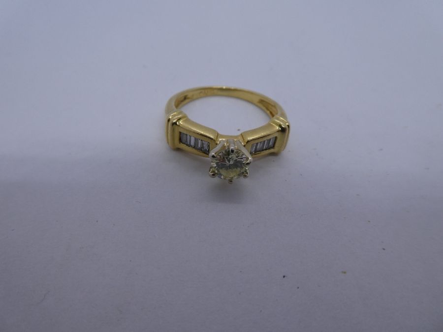 Modern 18K yellow gold solitaire diamond ring approx 0.25 carat, the shoulders inset with 4 baguette - Image 3 of 4