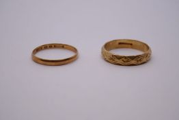 9ct yellow gold wedding band with engraved decoration, marked 375, together with a plain 9ct wedding