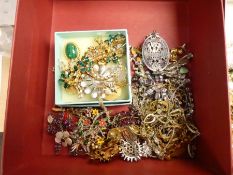 Two trays of mixed costume jewellery to include necklaces, brooches, earrings, etc