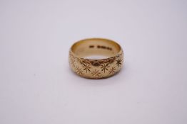Ladies 9ct yellow gold floral engraved wedding band, size N, approx 4.9g, marked 375