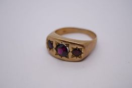 9ct yellow gold gents garnet set ring, AF, central stone unset but present, size W, marked 375