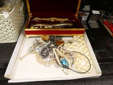 Tray of vintage costume jewellery including various large brooches including examples in the form of