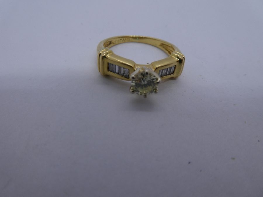 Modern 18K yellow gold solitaire diamond ring approx 0.25 carat, the shoulders inset with 4 baguette - Image 2 of 4