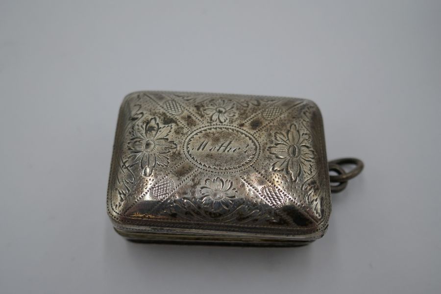 A Victorian silver Vinaigrette with central vacant cartouche and decorative engraved detail. Gilded - Image 4 of 12
