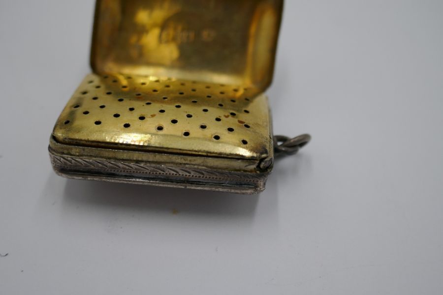 A Victorian silver Vinaigrette with central vacant cartouche and decorative engraved detail. Gilded - Image 6 of 12