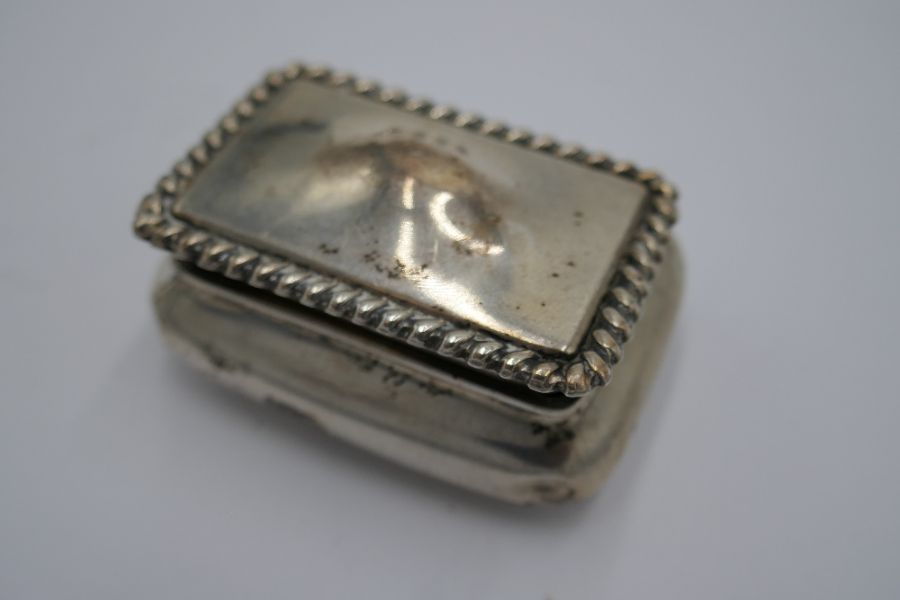 A Victorian silver Vinaigrette with central vacant cartouche and decorative engraved detail. Gilded - Image 9 of 12