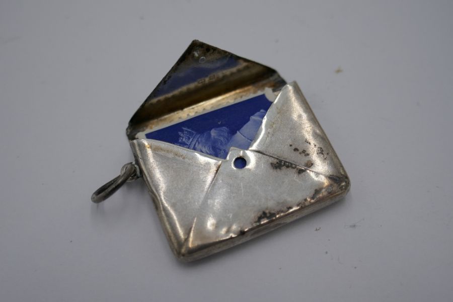 A Victorian silver Vinaigrette with central vacant cartouche and decorative engraved detail. Gilded - Image 11 of 12