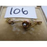 Antique yellow metal bar brooch, mounted applied shell and single pearl, with the letter C, in Bert