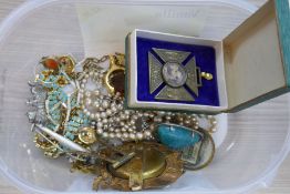 Collection of costume jewellery to include, silver brooches, ring, Victorian Diamond Jubilee photofr
