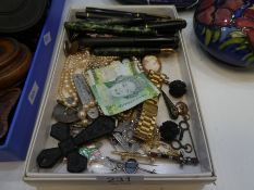 A mixed lot to include Fountain Pens, 2 silver badges, a Scottish silver Dirk brooch and sundry