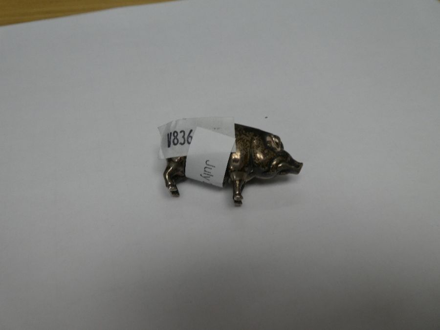 An Edwardian novelty silver pin cushion in the form of a little pig, hallmarked Birmingham 1906, Adi - Image 3 of 3