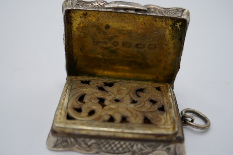 A Victorian silver Vinaigrette with central vacant cartouche and decorative engraved detail. Gilded - Image 3 of 12