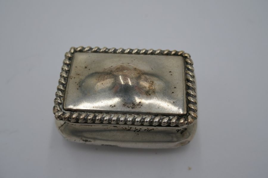 A Victorian silver Vinaigrette with central vacant cartouche and decorative engraved detail. Gilded - Image 8 of 12