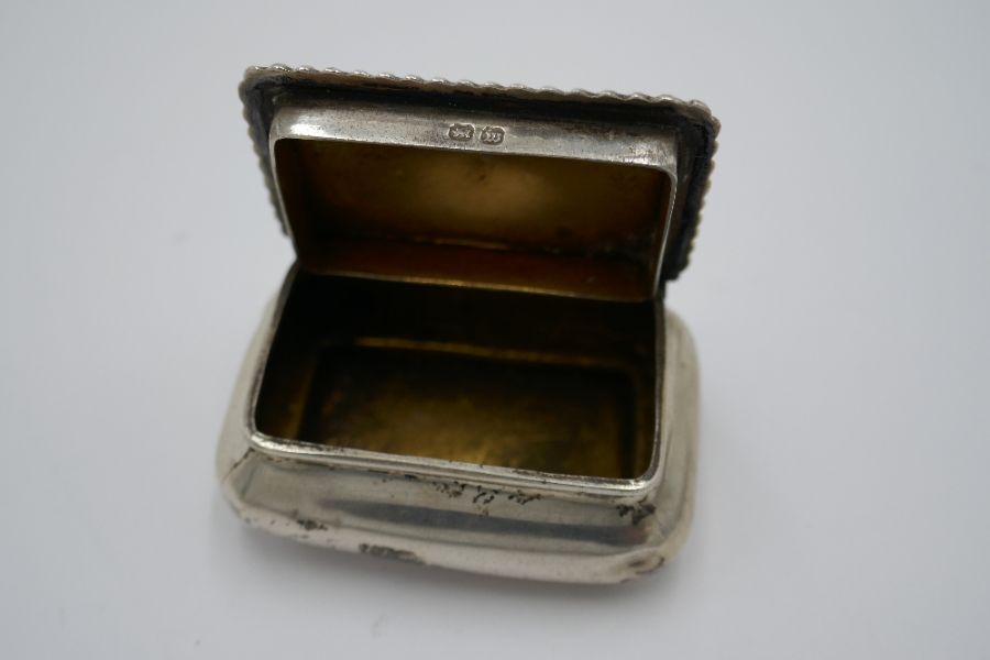 A Victorian silver Vinaigrette with central vacant cartouche and decorative engraved detail. Gilded - Image 7 of 12