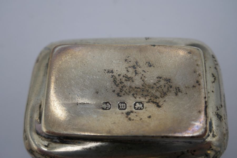 A Victorian silver Vinaigrette with central vacant cartouche and decorative engraved detail. Gilded - Image 10 of 12