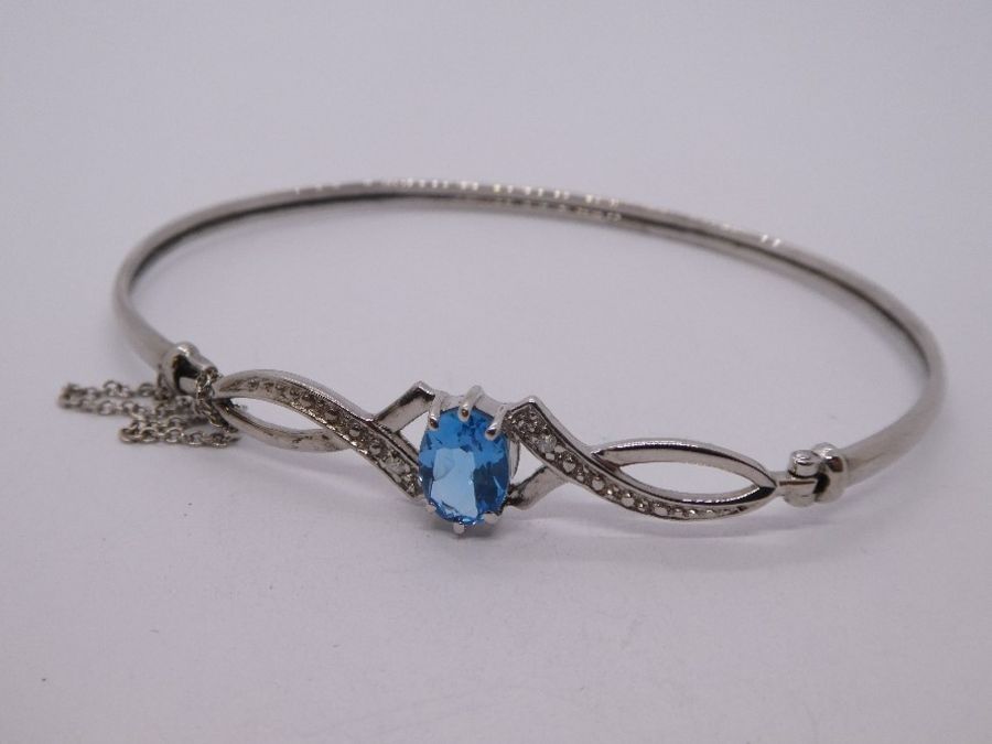 Contemporary 9ct white gold bracelet with central blue topaz, flanked with diamond chip, safety chai - Image 6 of 8