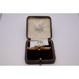 Cased 15ct yellow gold brooch, marked 15ct, in leather case with velvet interior T. Gibson, Ilford,