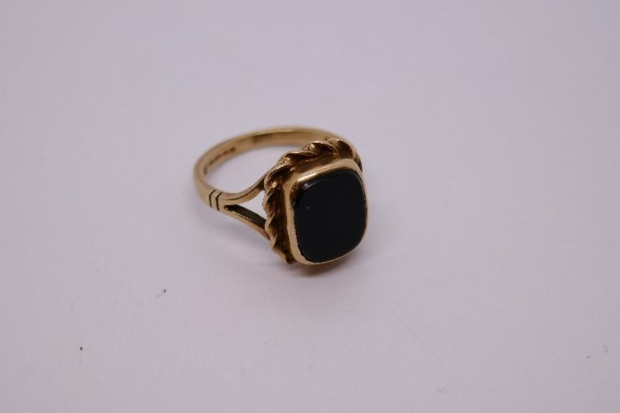 9ct yellow gold signet ring with black rectangular panel with a gold rope twist frame on split shoul - Image 2 of 4