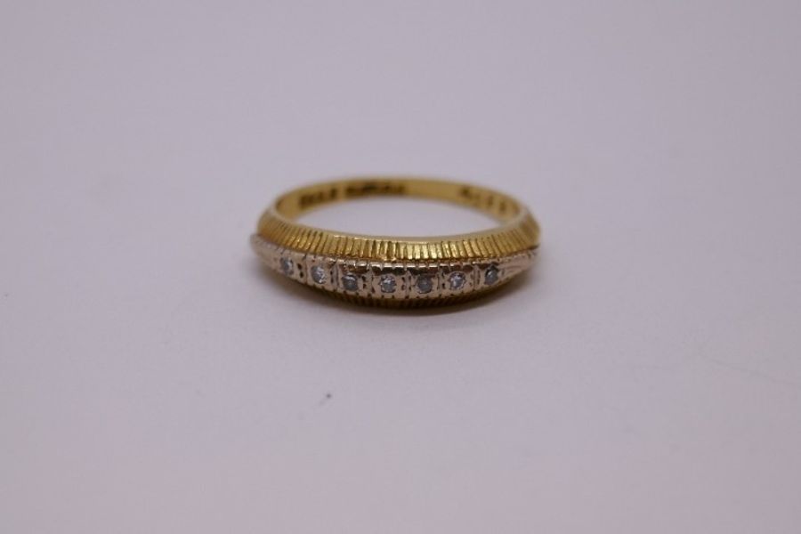 Vintage 18ct yellow gold two tone ring with seven chanel set diamond chips on textured mount, Birmi - Image 2 of 4