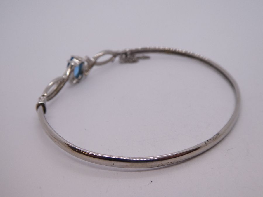 Contemporary 9ct white gold bracelet with central blue topaz, flanked with diamond chip, safety chai - Image 8 of 8