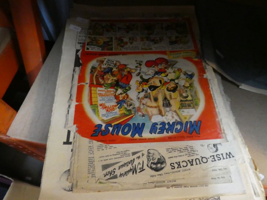 A small quantity of Mickey Mouse comics from the 1940s and a quantity of old newspapers, 2th century - Image 5 of 6