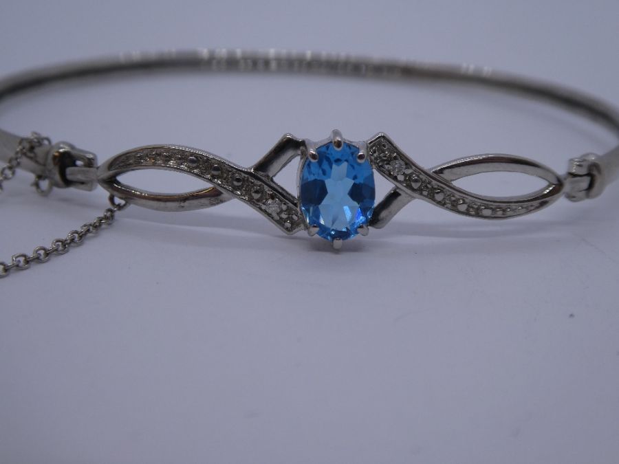 Contemporary 9ct white gold bracelet with central blue topaz, flanked with diamond chip, safety chai - Image 2 of 8